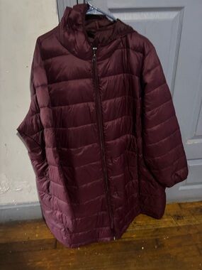 Amazon Essentials Women's Quilted Hooded Bomber Jacket in Burgundy